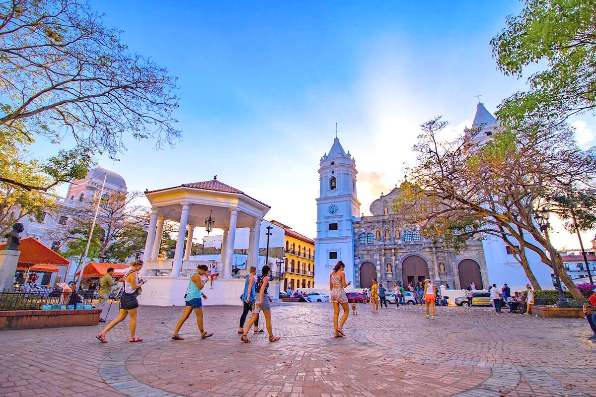 Extranjeros encantados por la tradición y gastronomía del Casco Antiguo