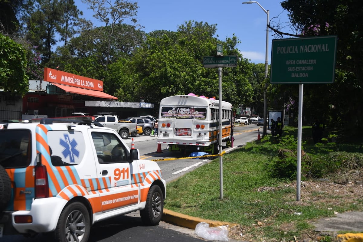 Adulto mayor cae de un bus y muere