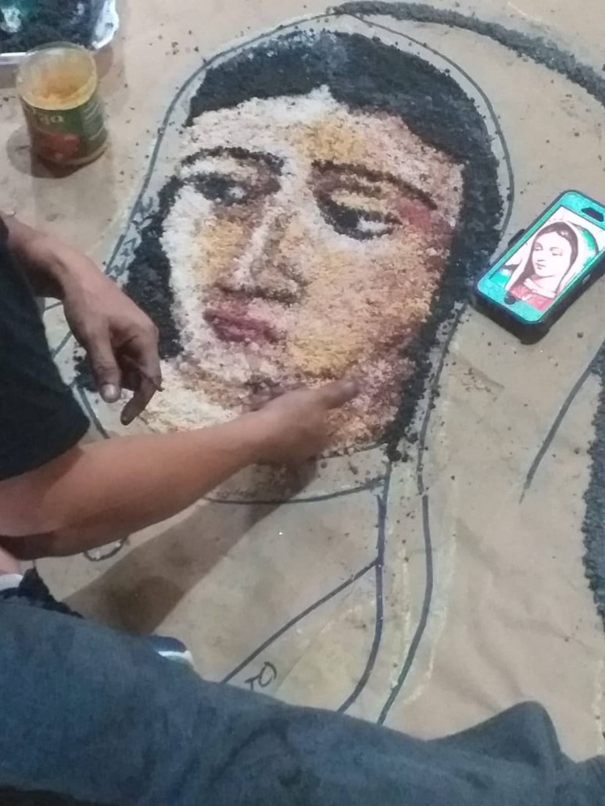 Impresionante. Hacen alfombra de sal en Los Santos en homenaje a la Virgen de Guadalupe. Chequeen. Video