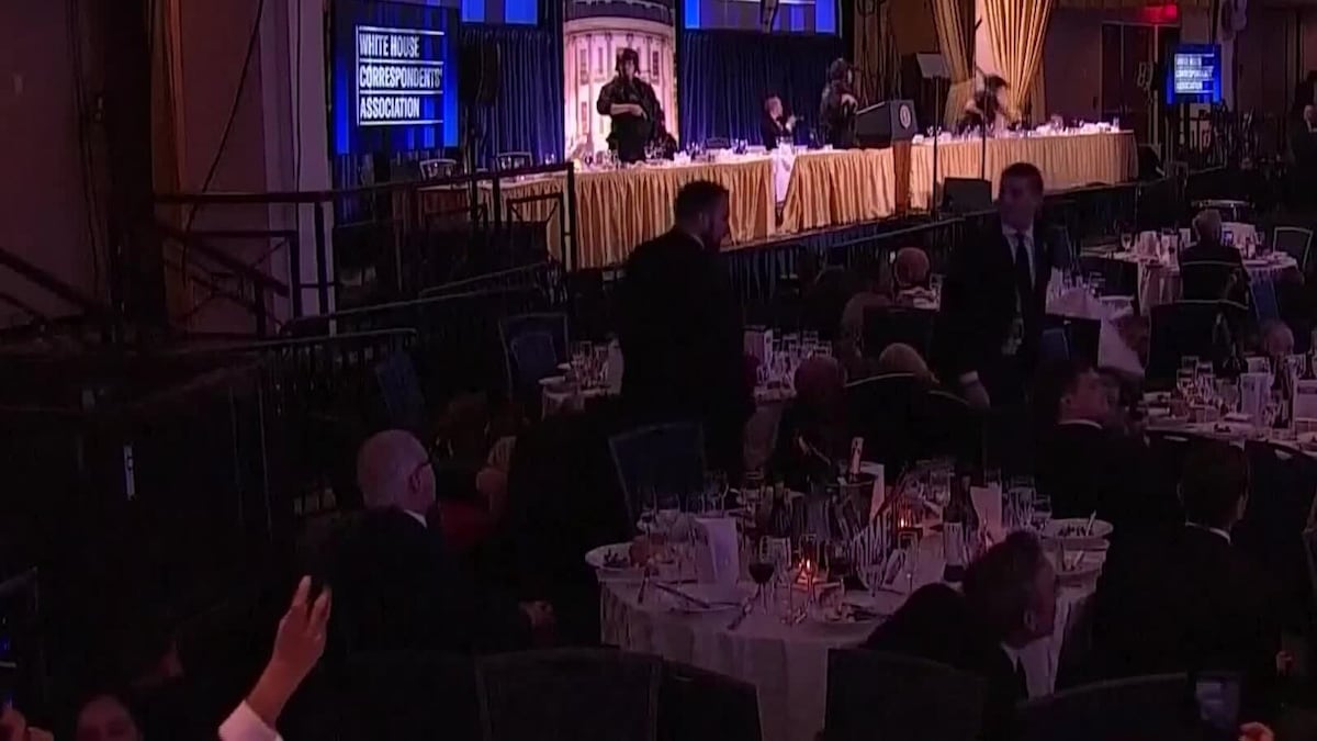 Mientras todos corrían… él seguía cenando