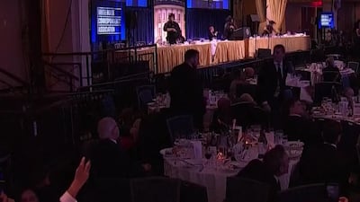 Mientras todos corrían… él seguía cenando