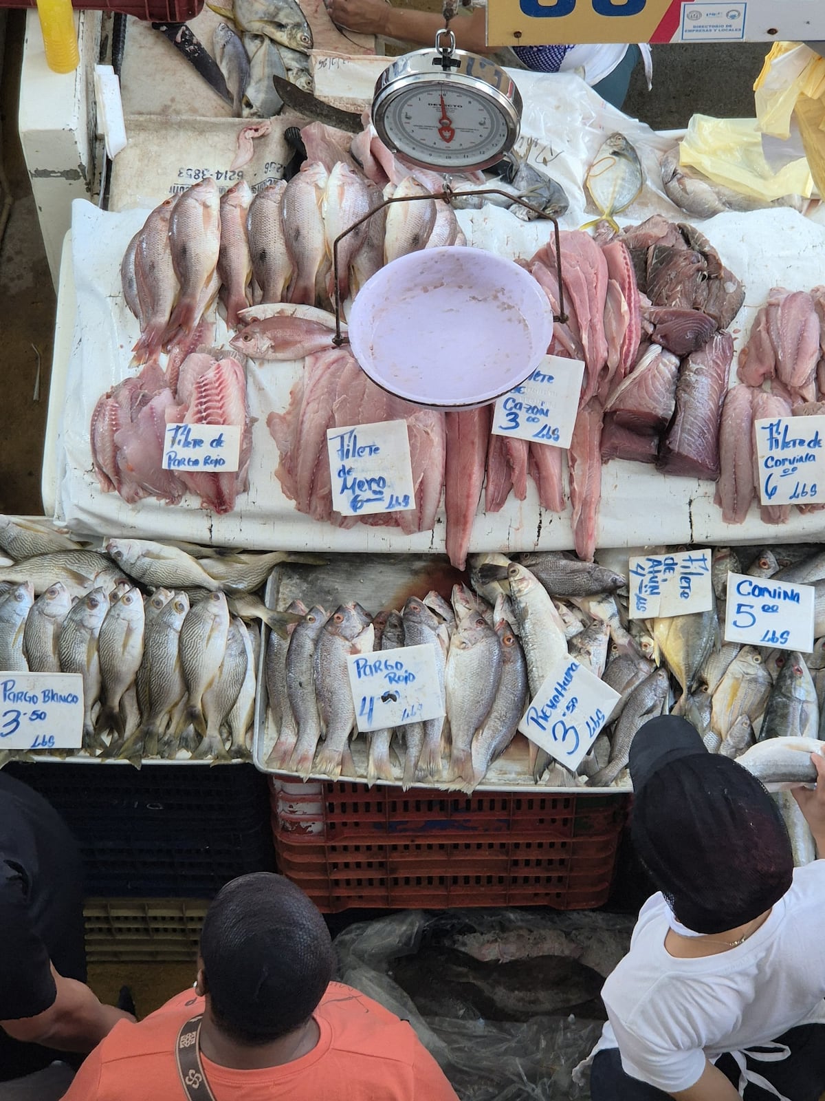 La tradición continúa, el Mercado de Mariscos a reventar en Semana Santa