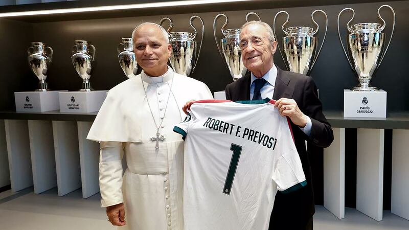 Florentino Pérez ficha al Papa León XIV con la camiseta merengue