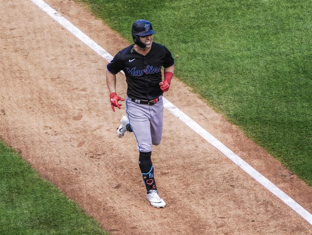 Marlins toman ventaja sobre Cachorros con ataque de Dickerson