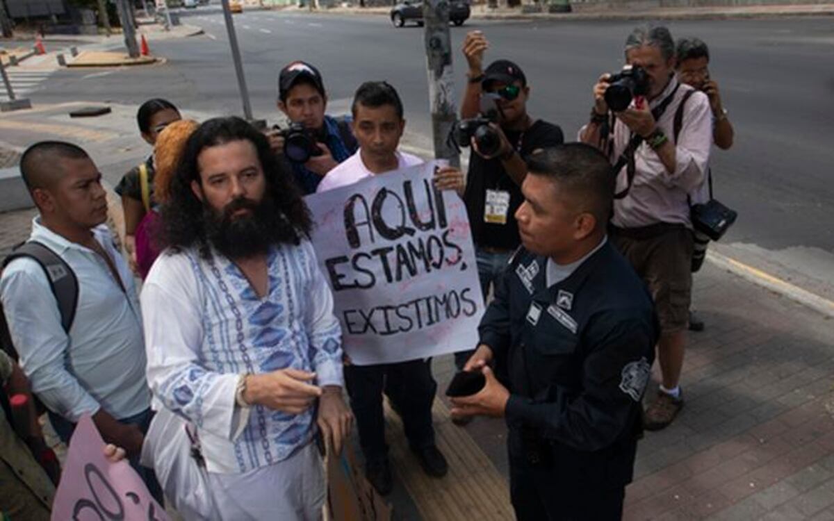 Aspirante a diputado se besa con otro frente iglesia.El mismo que se desnudó