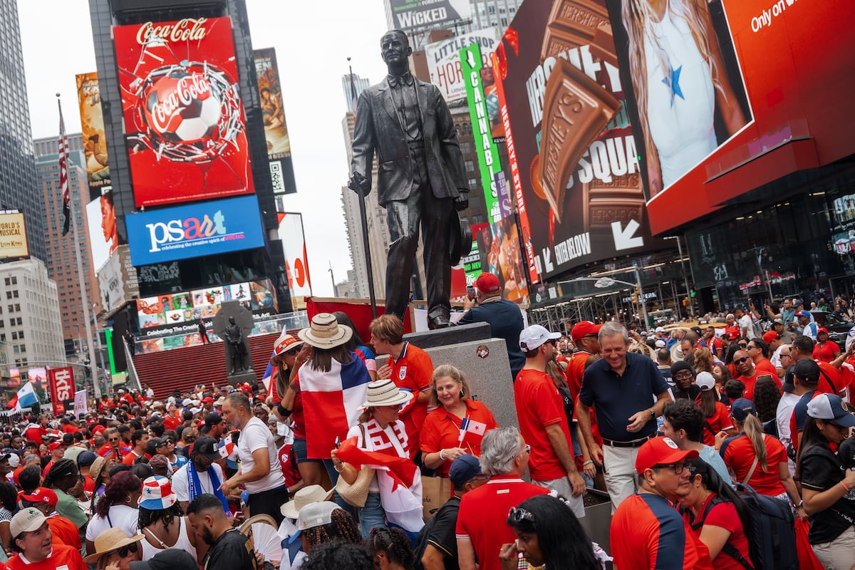 ¡El amor metió gol! Pareja de panameños dio el ‘sí’ en pleno apoyo de la ‘Marea Roja’ a la Sele en Times Square