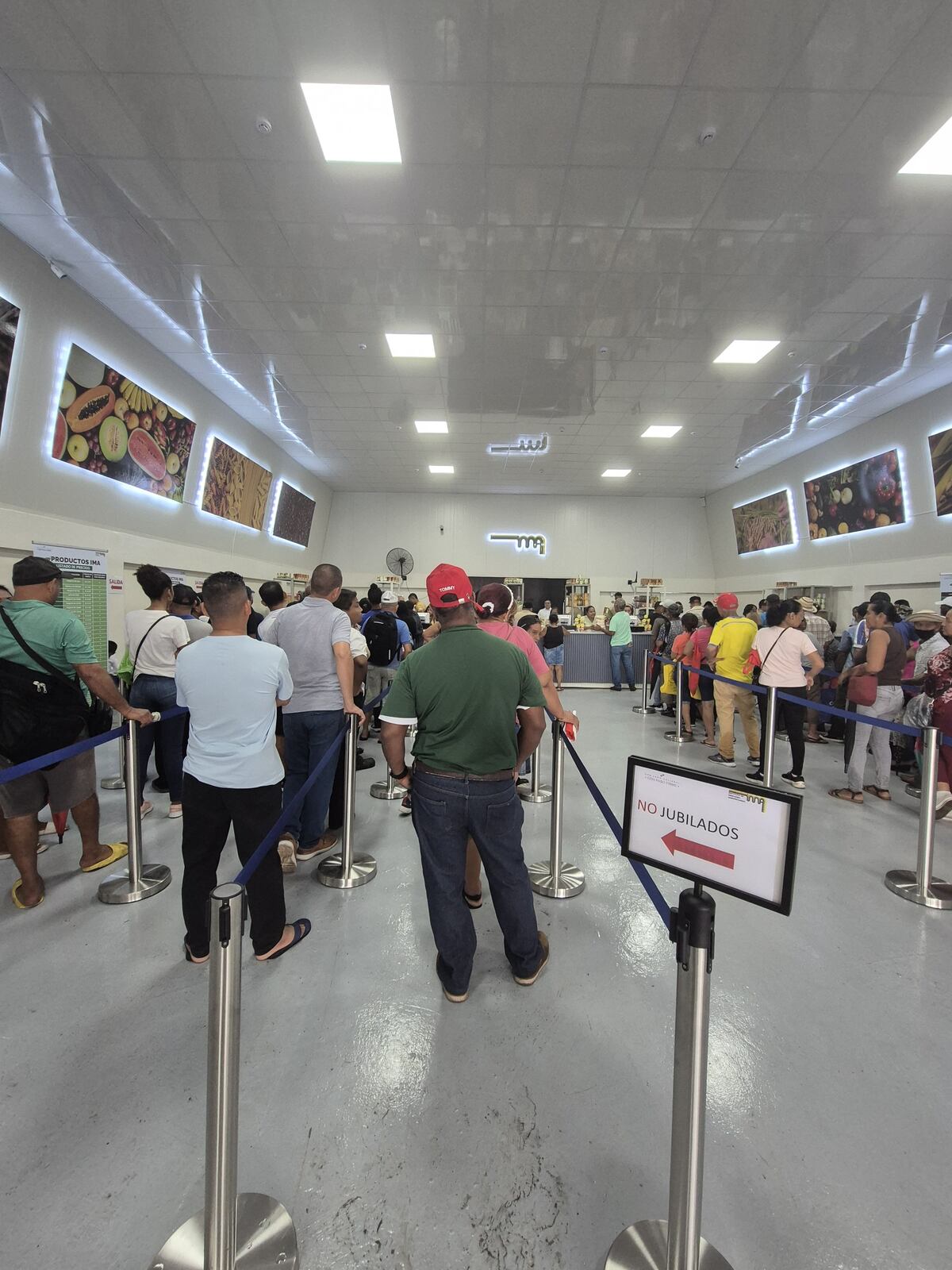 Aunque llueva o relampaguee, la gente busca ahorrar ‘Chen Chen’:  ya abrió la tienda del pueblo en Pan de Azúcar