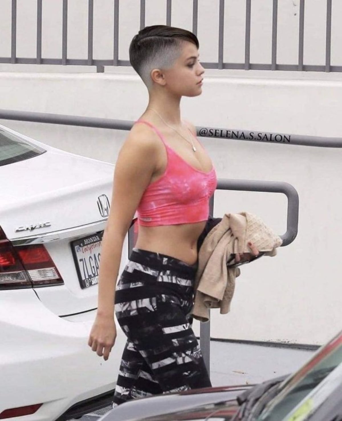 Al estilo Britney. Posibilidad de que Selena Gómez se haya rapado su frondosa cabellera provocó un tremendo alboroto en las redes