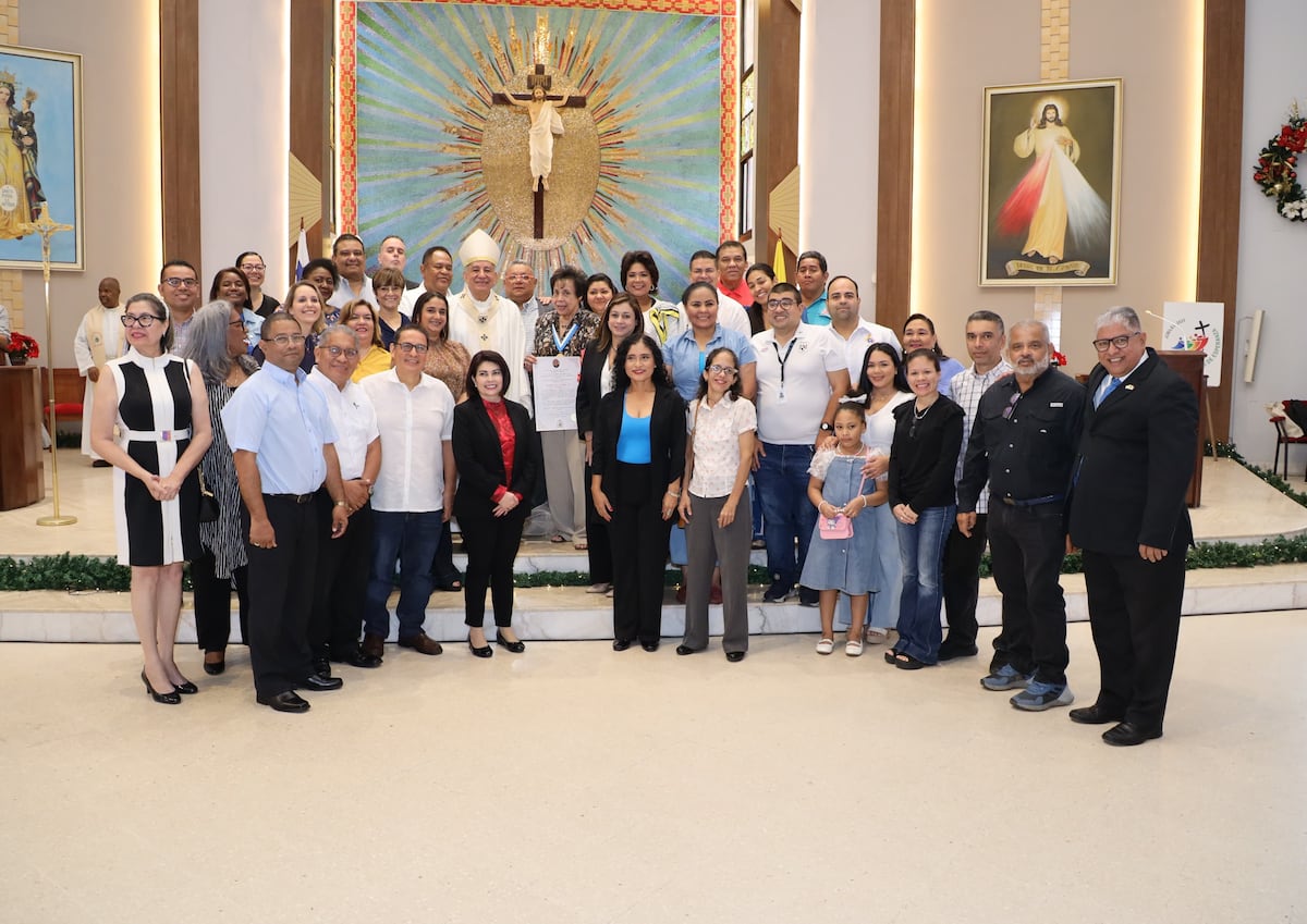 Luz María Noli recibe la medalla Santa María la Antigua por su legado en el periodismo panameño