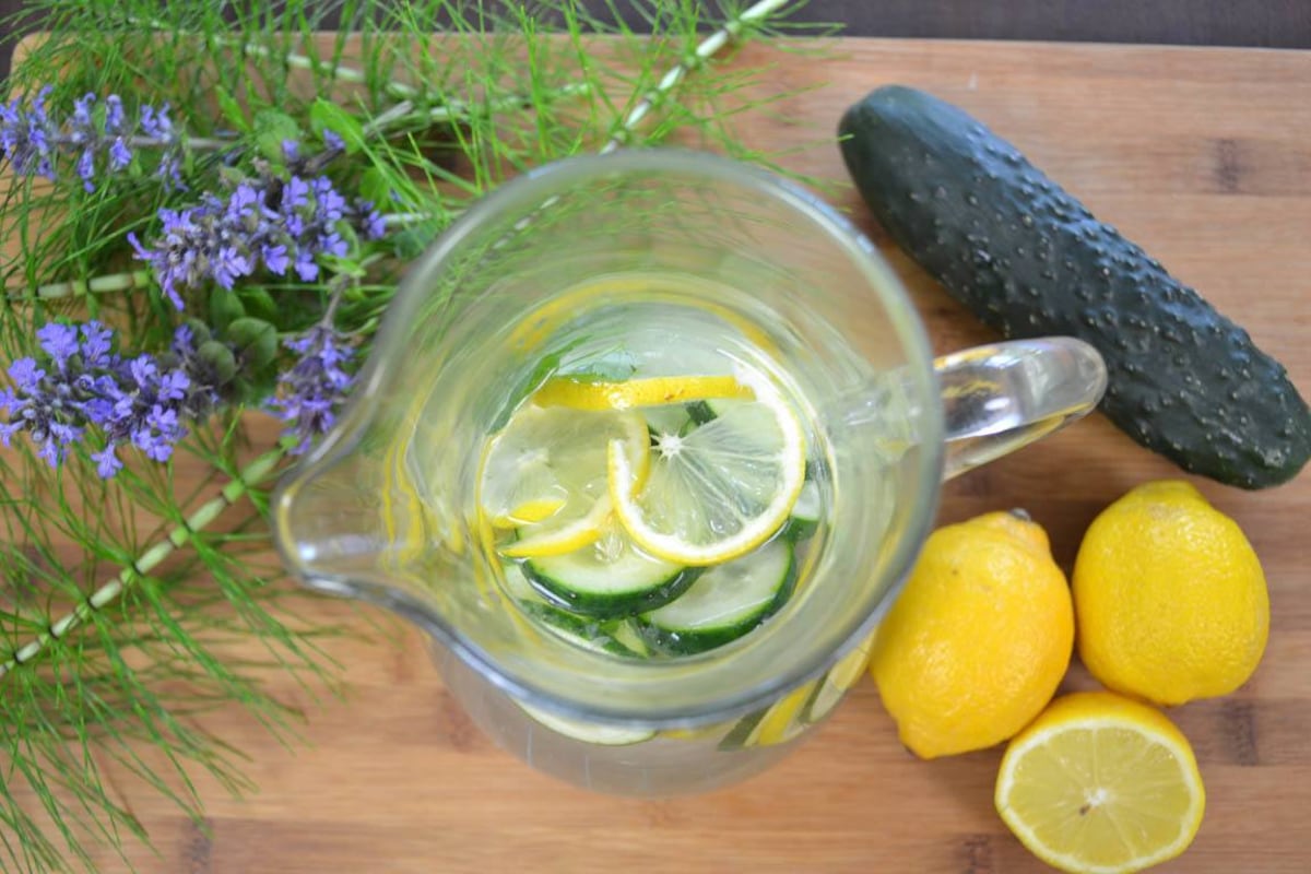 ¿Qué calor? Prepara  agua saborizada casera