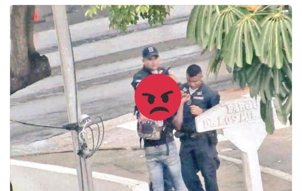 ¡LO PILLAN! Sujeto vendiendo drogas en plena 5 de Mayo 