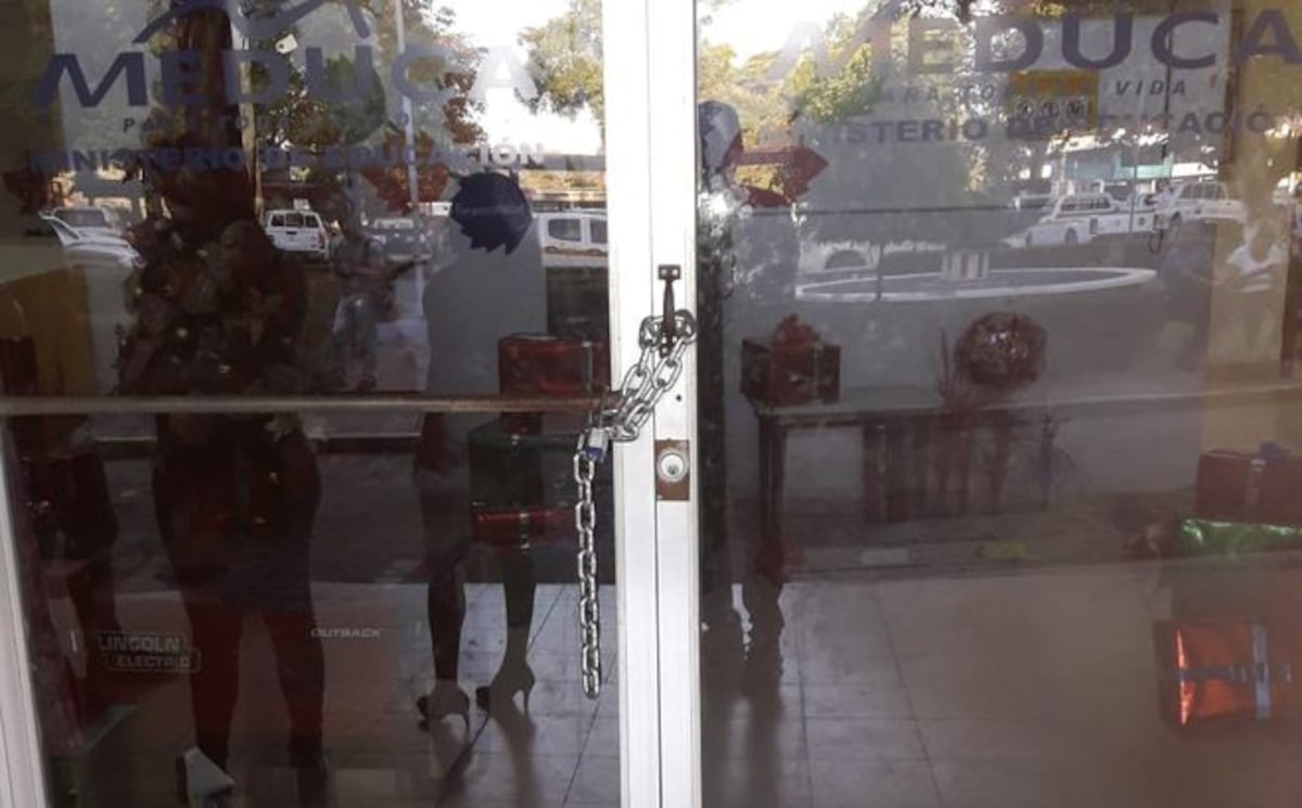 Docentes se embellacan. Encadenan puertas de Meduca como protesta