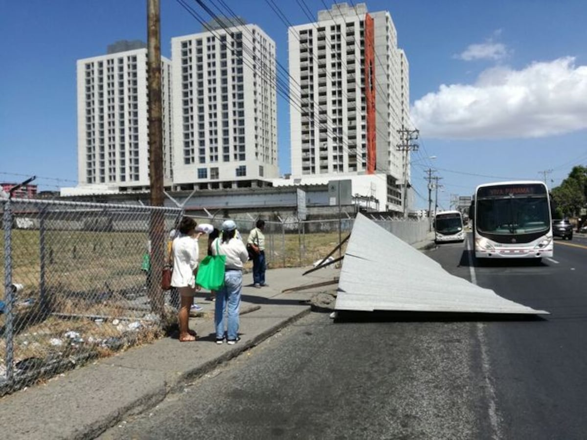 AY, POR DIOS! Parada se desploma mientras esperaban el bus | VIDEO