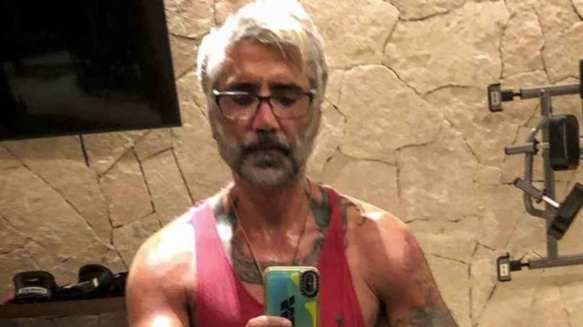 Le dicen que hasta parece más viejito que su papá. Le caen con todo al Potrillo por echarse al abandono