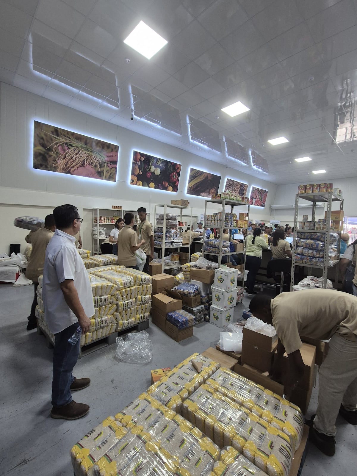 Aunque llueva o relampaguee, la gente busca ahorrar ‘Chen Chen’:  ya abrió la tienda del pueblo en Pan de Azúcar