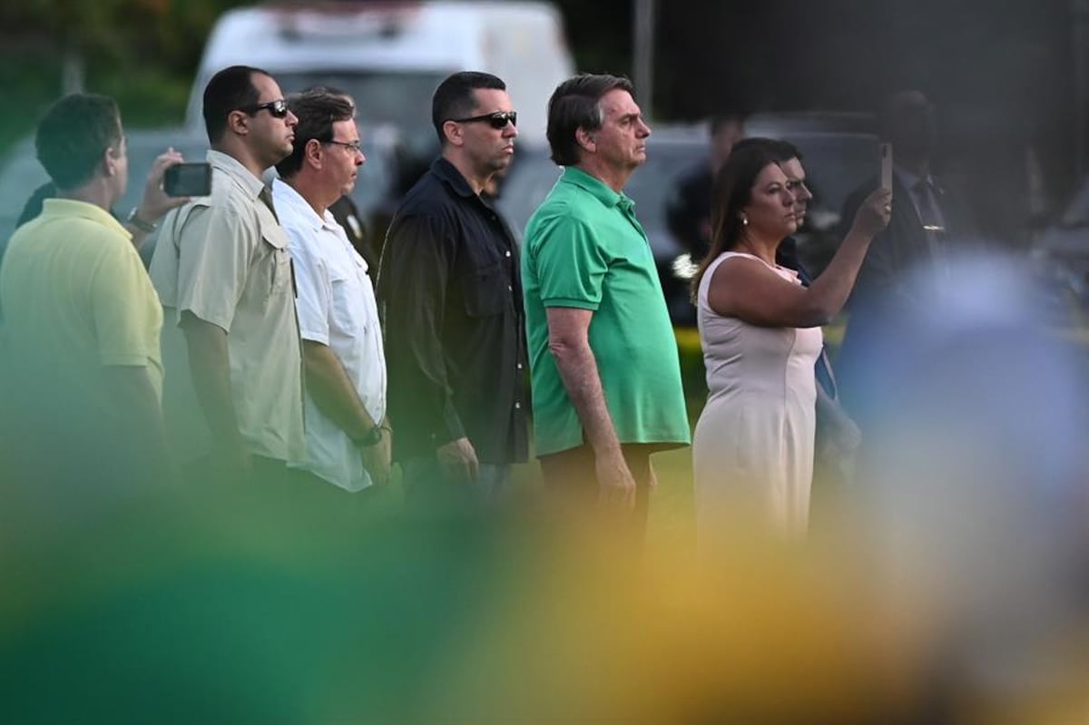 Bolsonaro recibe a seguidores que protestan contra diplomatura de Lula y solo les dijo ‘buenas noches’