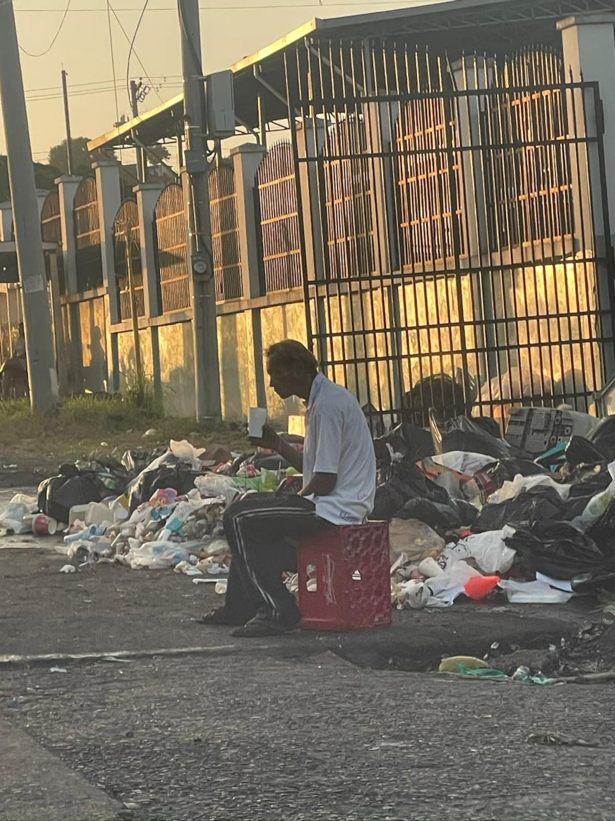Entre basura y preocupación: Tras denuncia de Mi Diario por hombre junto a escuela termina con reparación