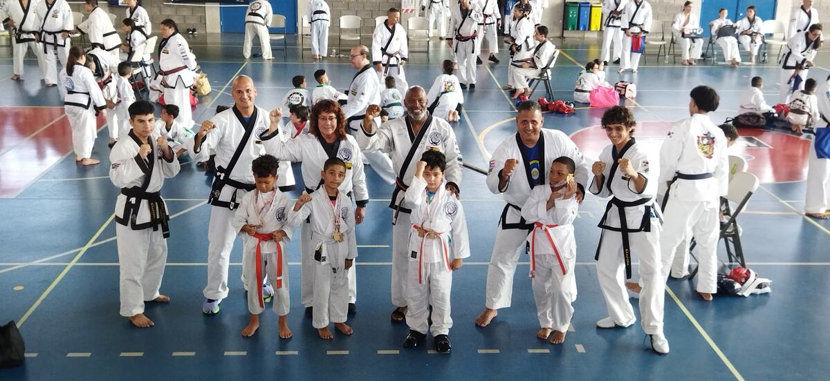 Karatecas panameños arrasan con medallas en Costa Rica 