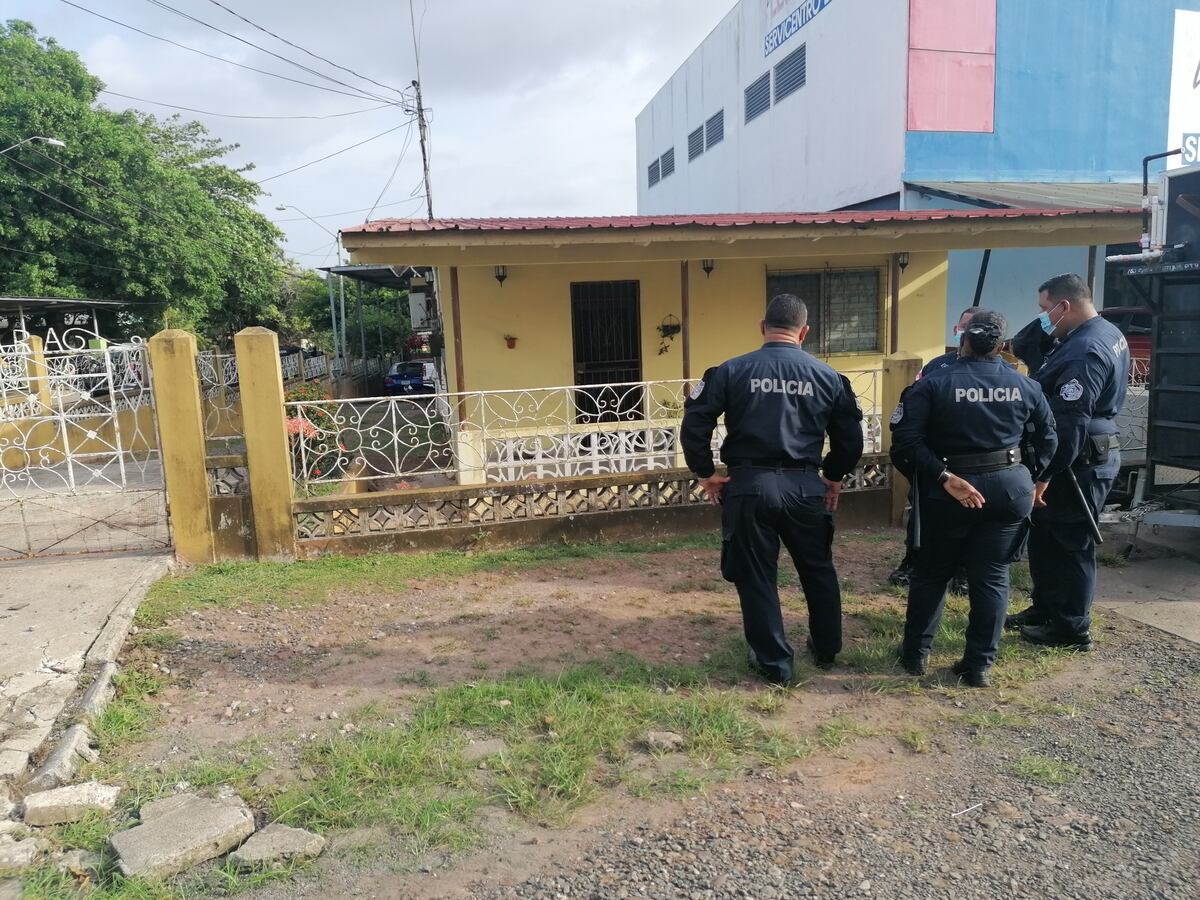 Persecución de película. Hombre se da a la fuga en retén y se atrinchera en su casa