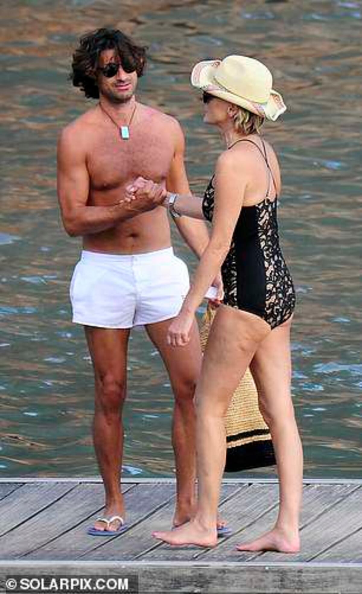 Captan a Sharon Stone en vestido de baño con su novio 19 años menor