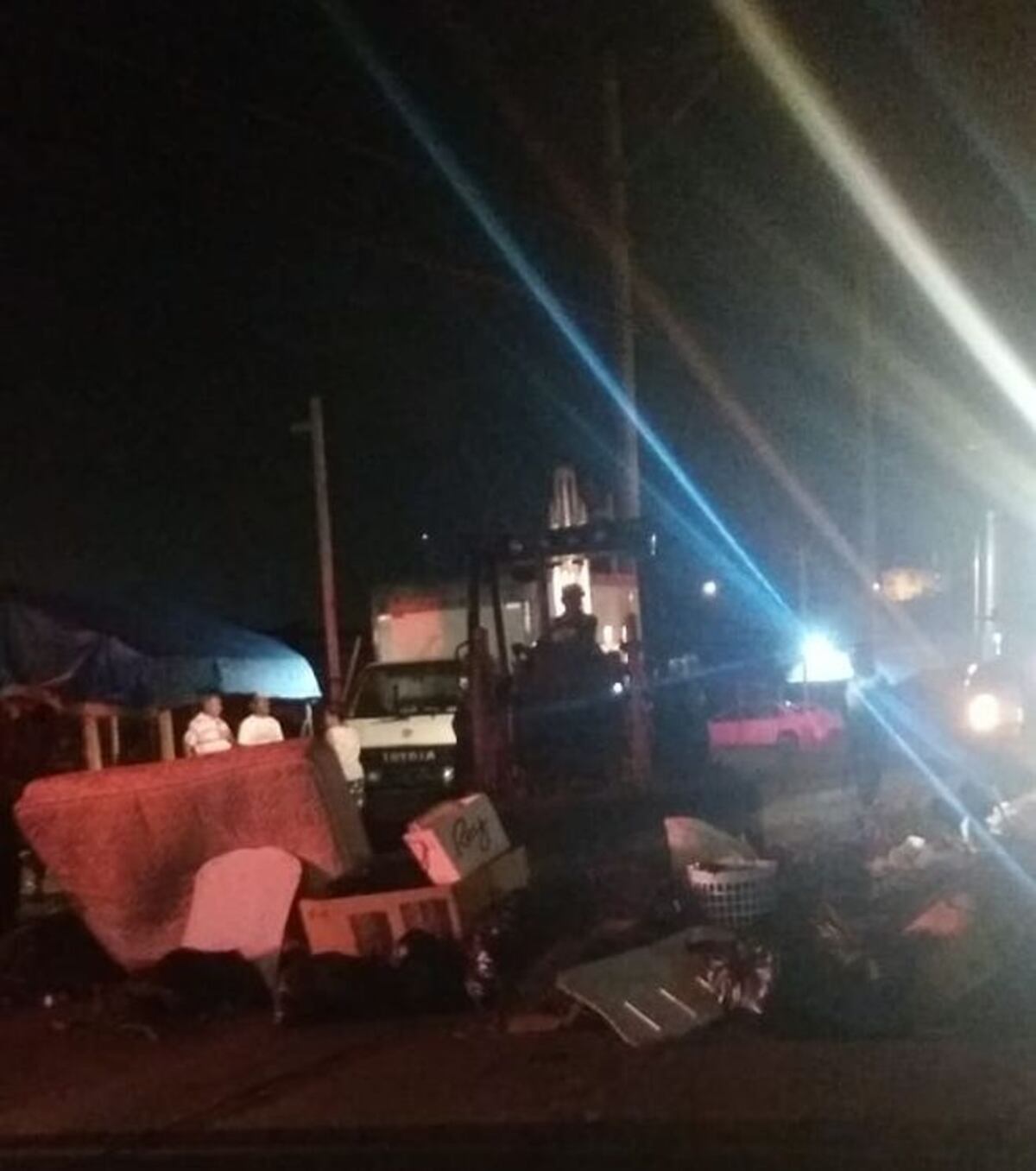 Trancan calle con cúmulos de basura que hace un mes no les recogen.Se emberracan