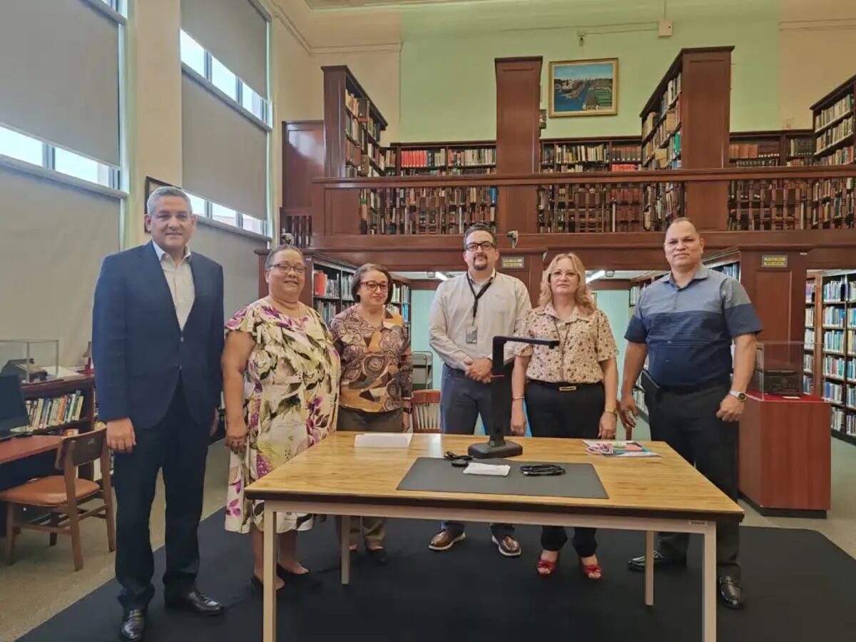 La ACP dona un nuevo escáner digital que permitirá a la Universidad de Panamá preservar documentos históricos