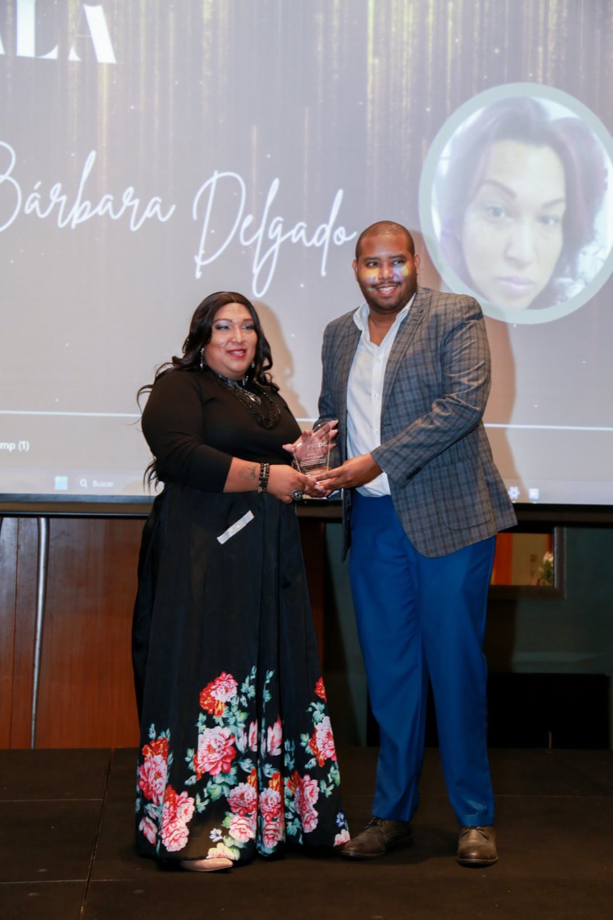 ‘Guapura pura’. Franklyn Robinson muestra a su galán. Agarrados de manos, así lucieron en la alfombra roja