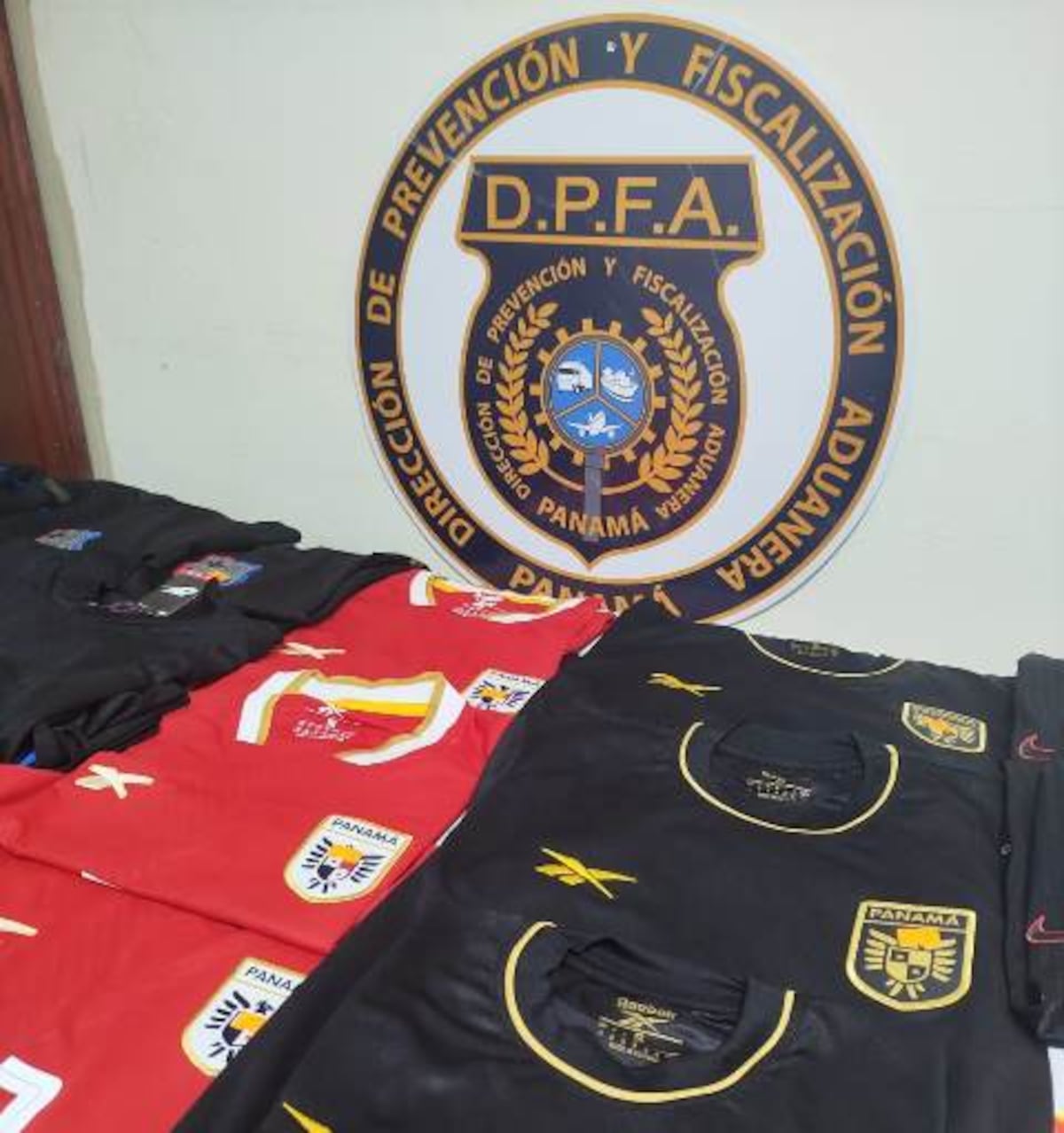 Incautan mercancía chiviada y productos medicinales ilegales en encomiendas