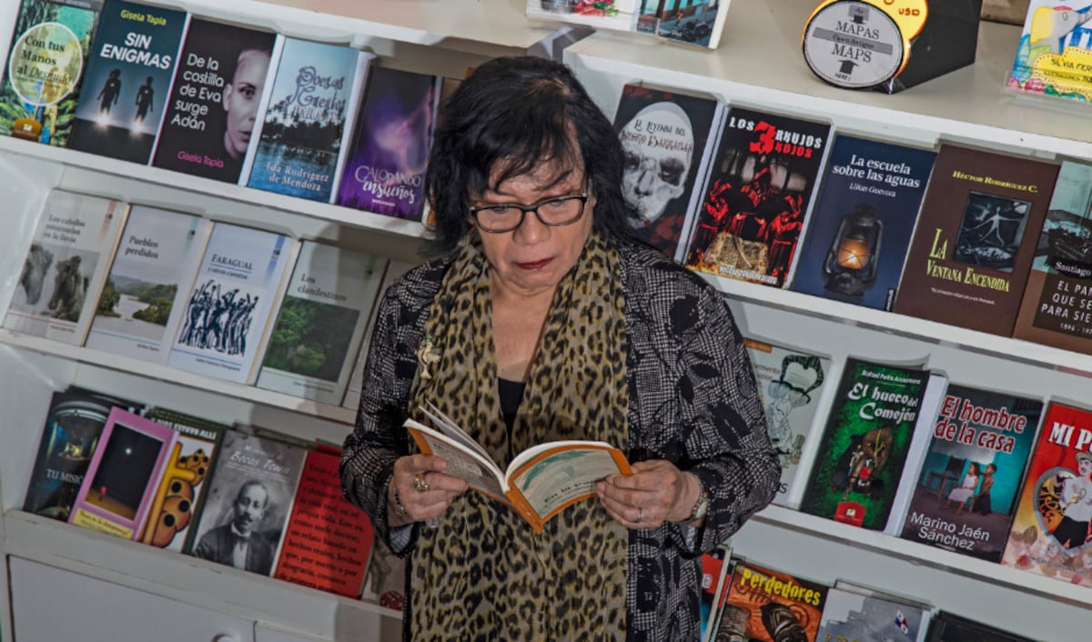 Qué buena lectura. En el día del Escritor y la Escritora, Moravia Ochoa es distinguida con la condecoración Rogelio Sinán