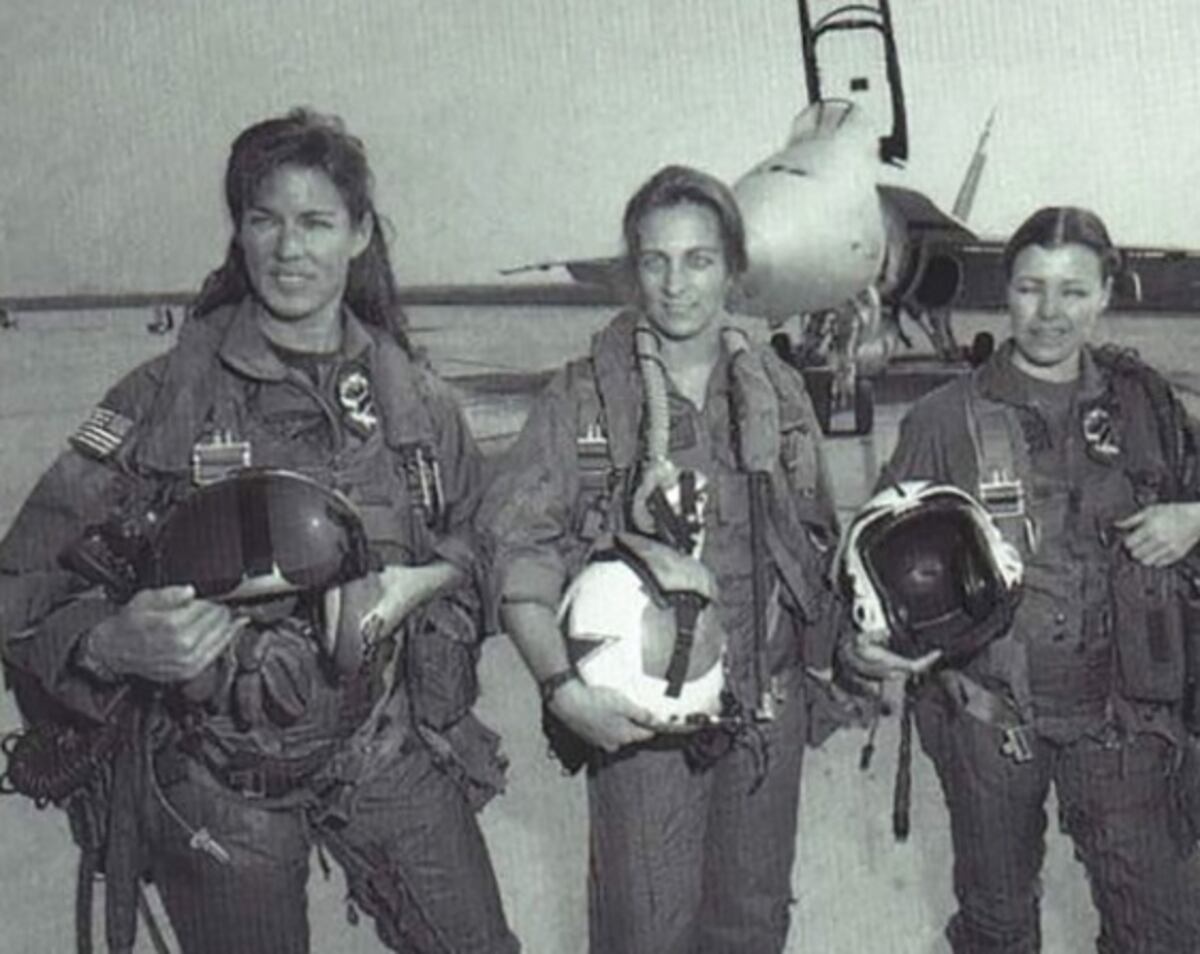 ¡NERVIOS DE ACERO! Esta es la piloto que aterrizó el avión tras explosión