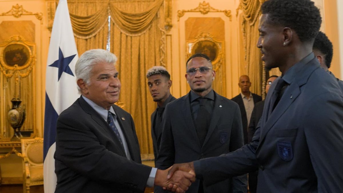 Erick Davis recibió el pabellón y Panamá ya huele a Mundial
