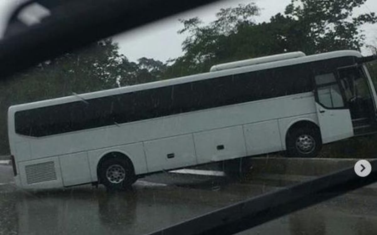 Bus se trepa a 'jersey' en vía Centenario