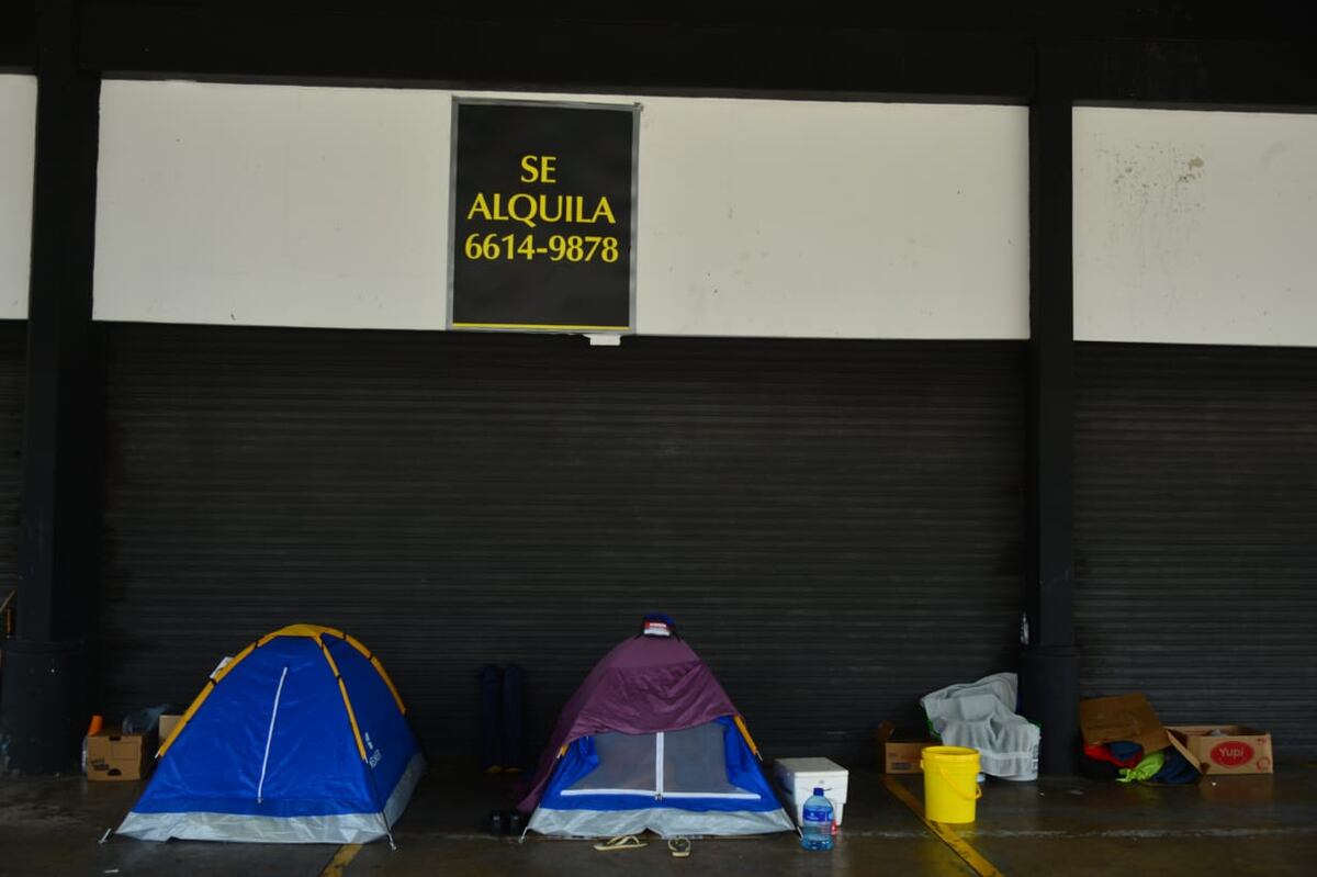 Donde antes vendían carros de lujo, ahora pasan la cuarentena en carpas