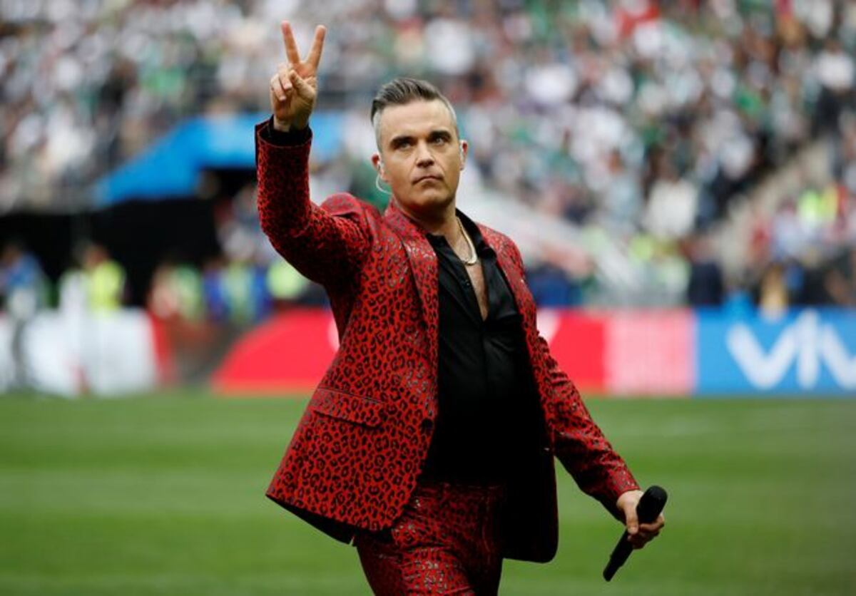 Gesto grosero y vulgar de Robbie Williams en inauguración del Mundial polemiza