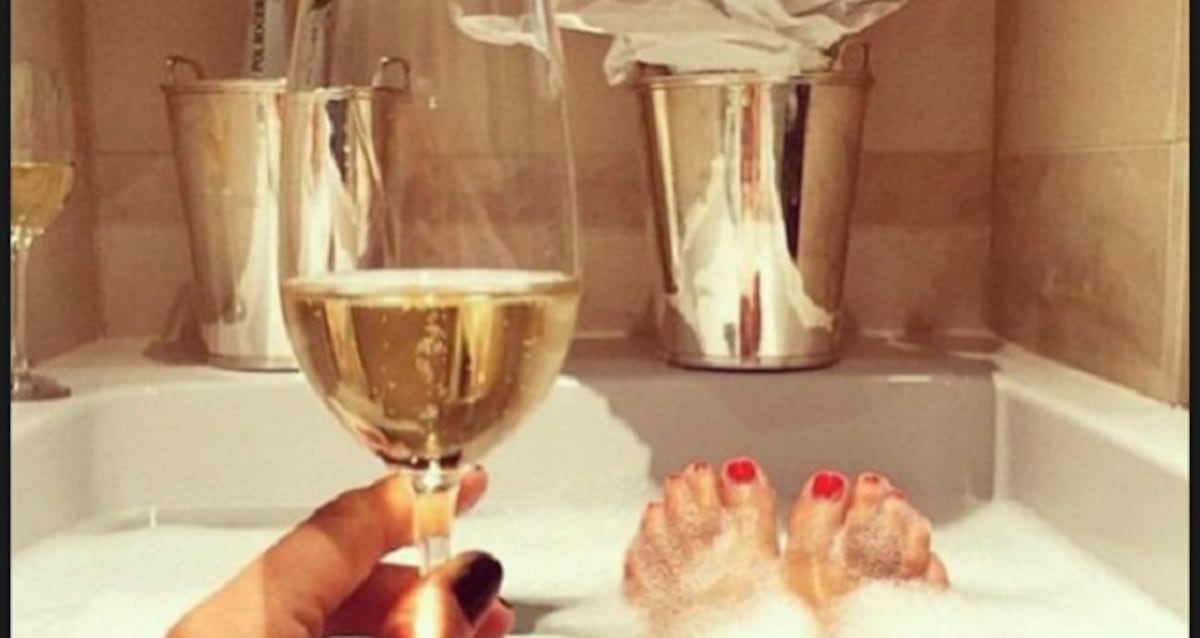 ¡POR SELFIE! Una mujer fallece en su tina de baño