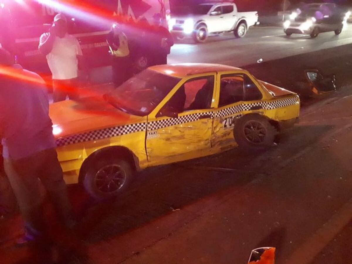 ¡UNO ATRAPADO! Choque entre un taxi y un pickup deja tres heridos