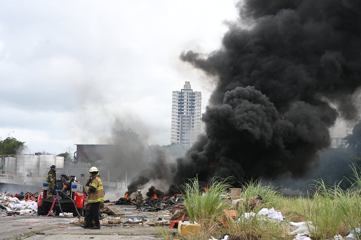 Incendio en vertedero ilegal de llantas en Pueblo Nuevo sacude a la capital