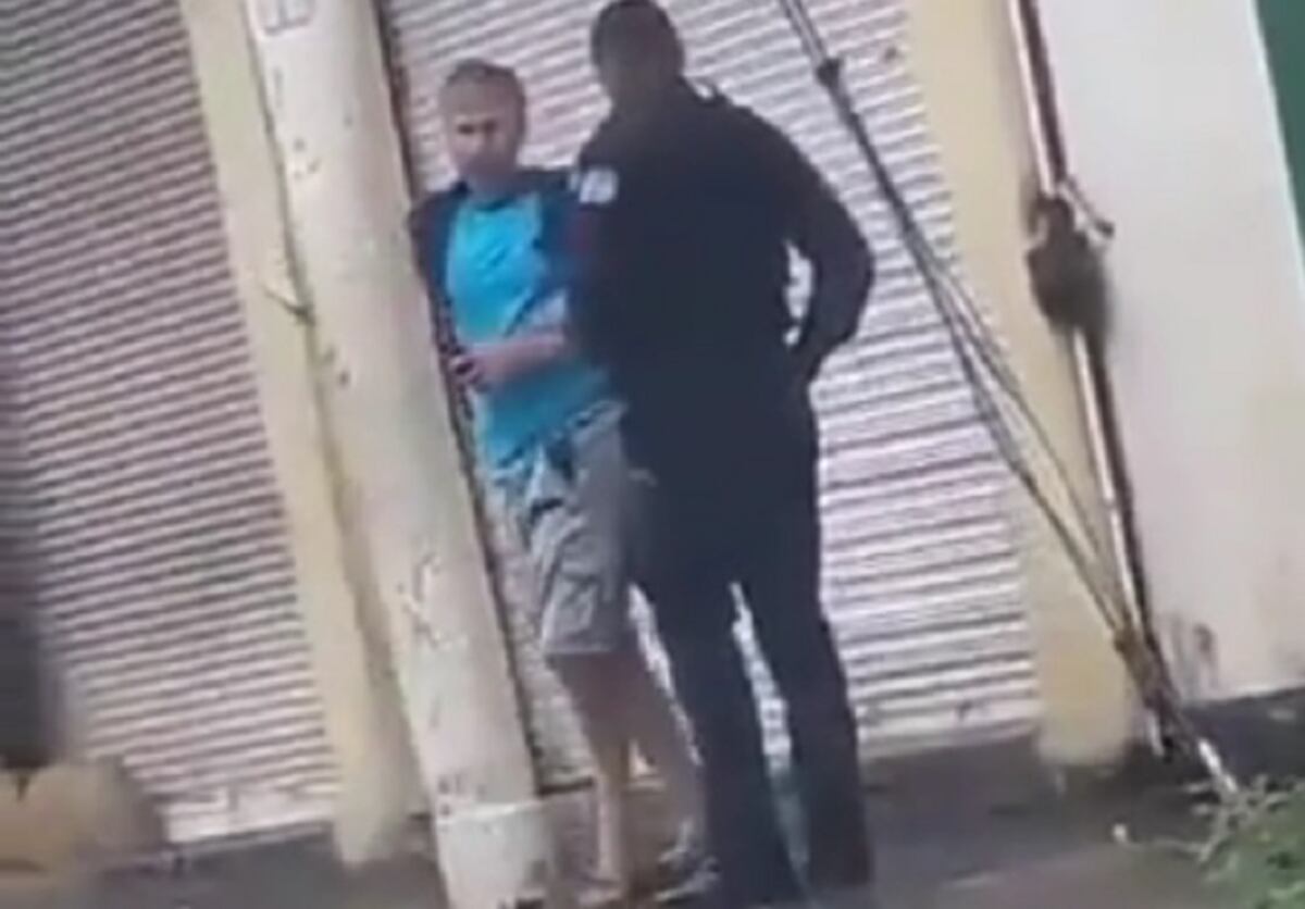 ¡HORROR! Asaltan a extranjero frente a los ojos de la Policía y no pasa nada