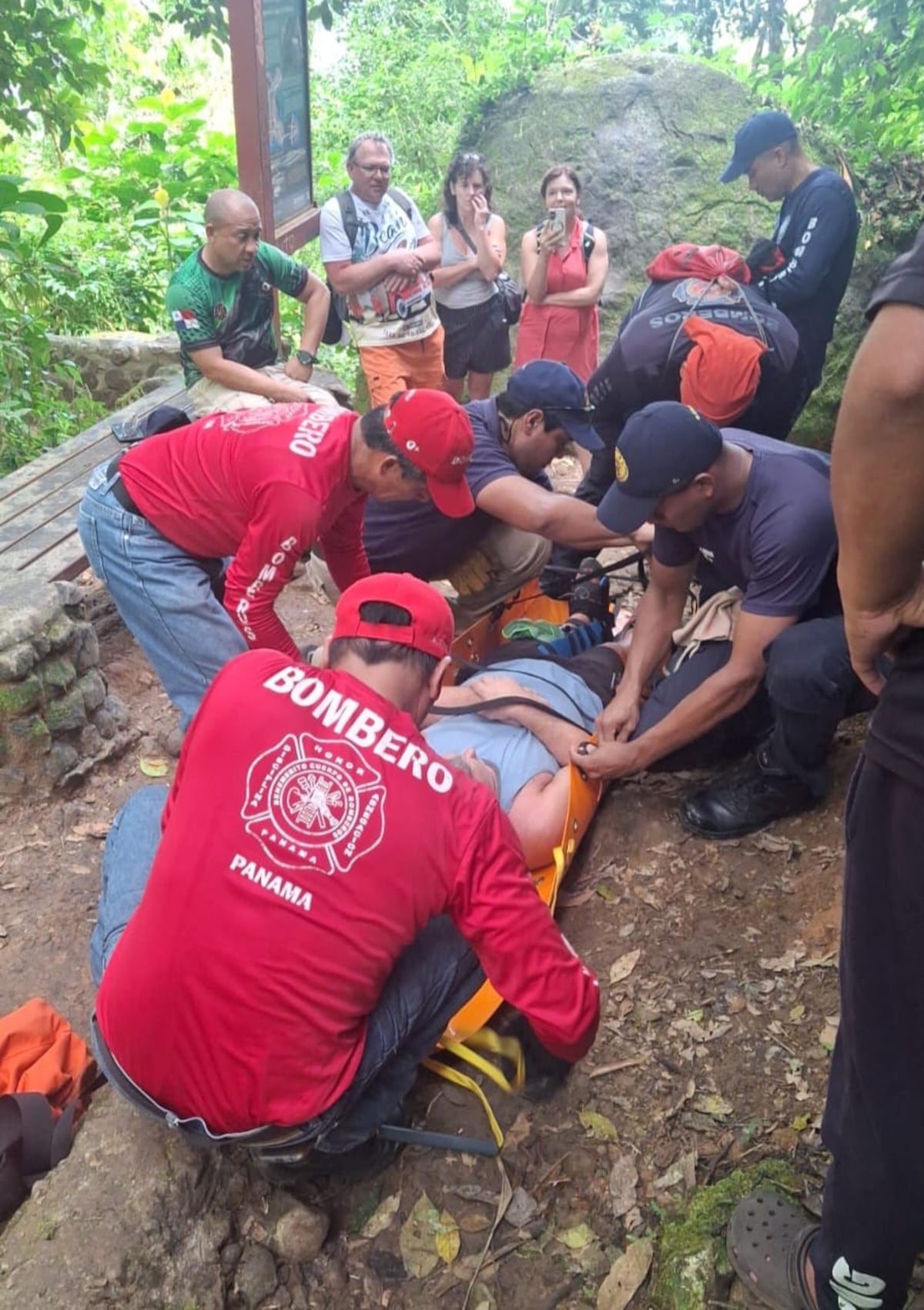 Bomberos de Coclé rescatan a senderista canadiense en el Cerro La India Dormida