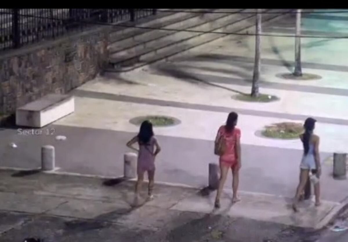 Viral. Sorprenden a aparentemente tres damas caminando en plena vía cerca a la medianoche, burlando el toque de queda. Chequee