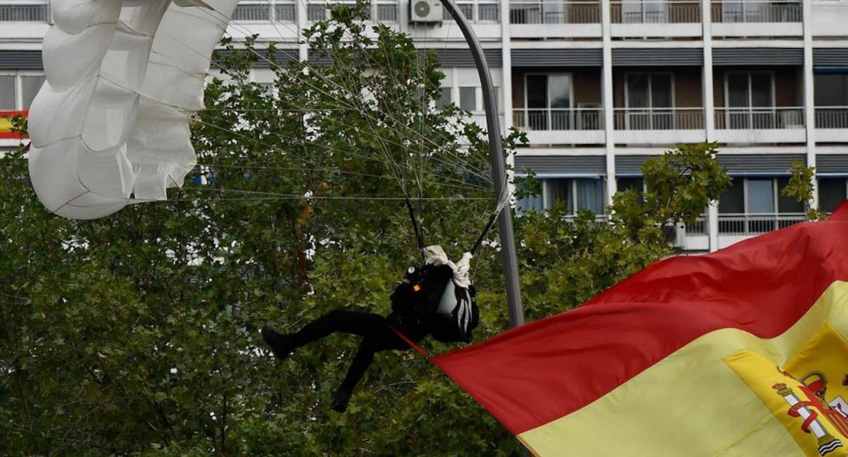 El golpe de un paracaidista contra un poste de luz en el desfile del 12 de octubre. Video