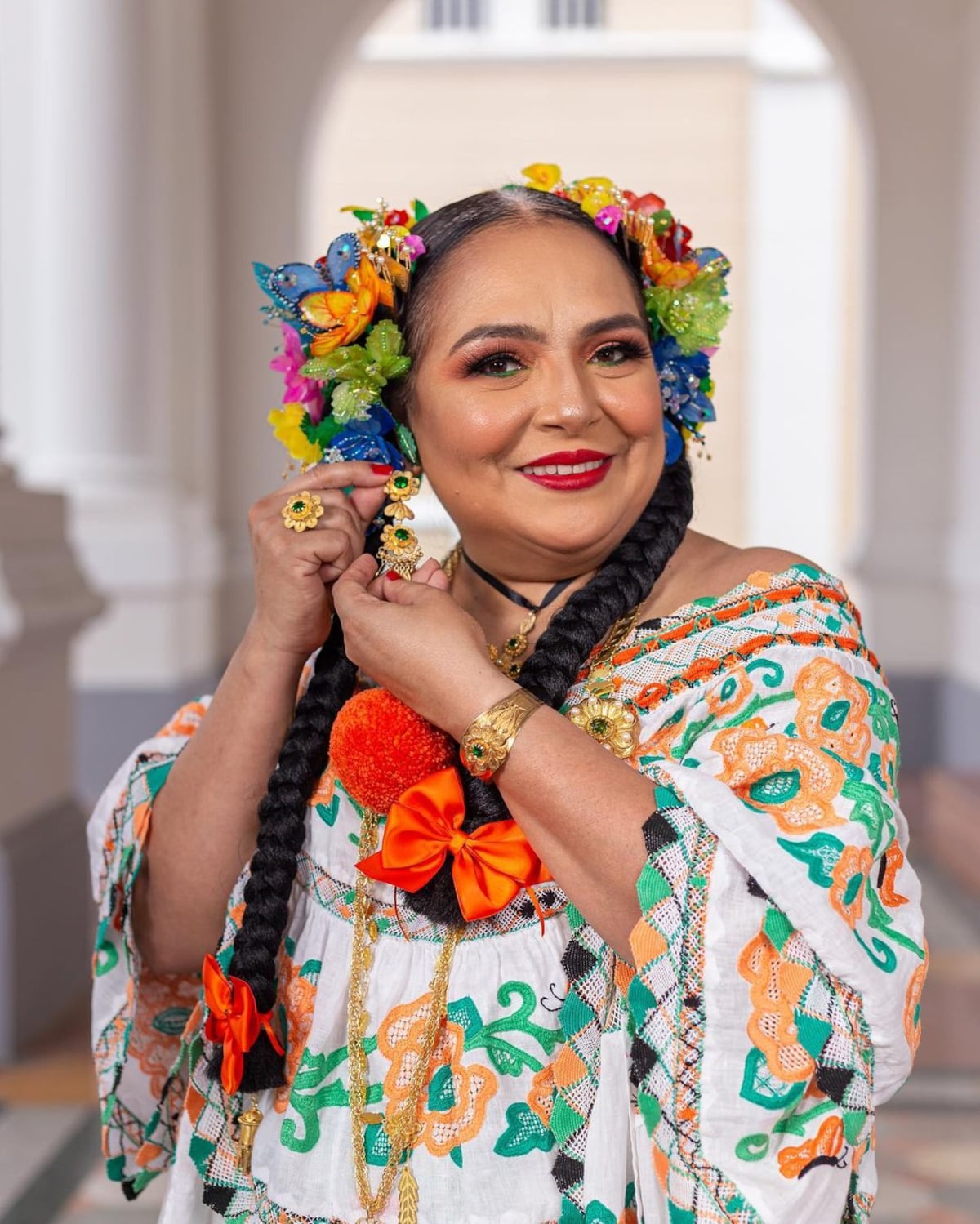 La Doctora Lourdes Moreno cumple su sueño de lucir una pollera y aprovechó para pedir que no bajen la guardia por Panamá +Video