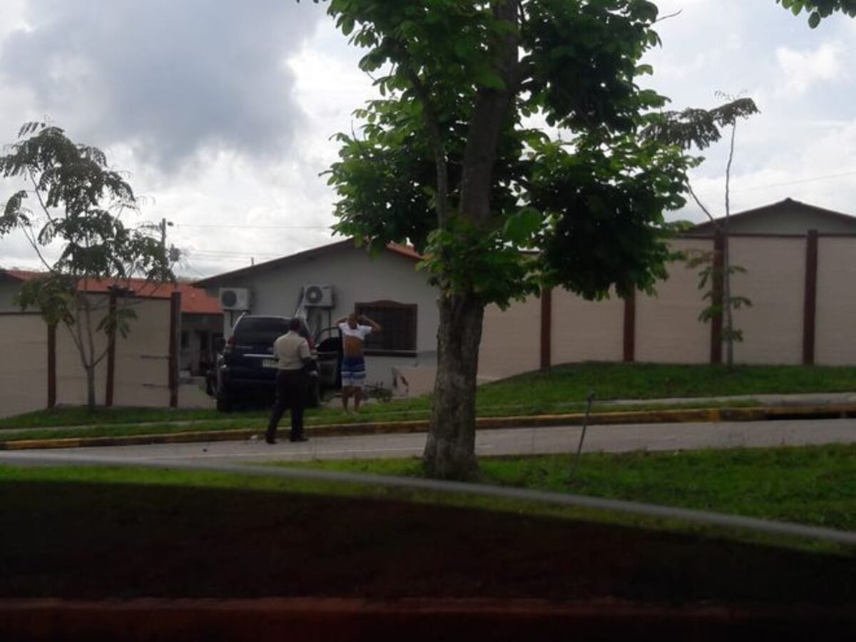 Tras persecución, auto queda dentro de una residencia | Video