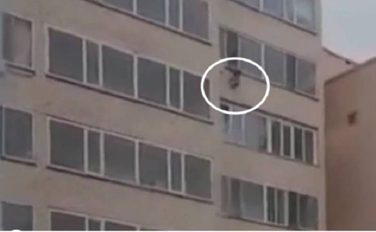 Impresionante salvamento hace un hombre al atrapar a un niño que caía del piso10