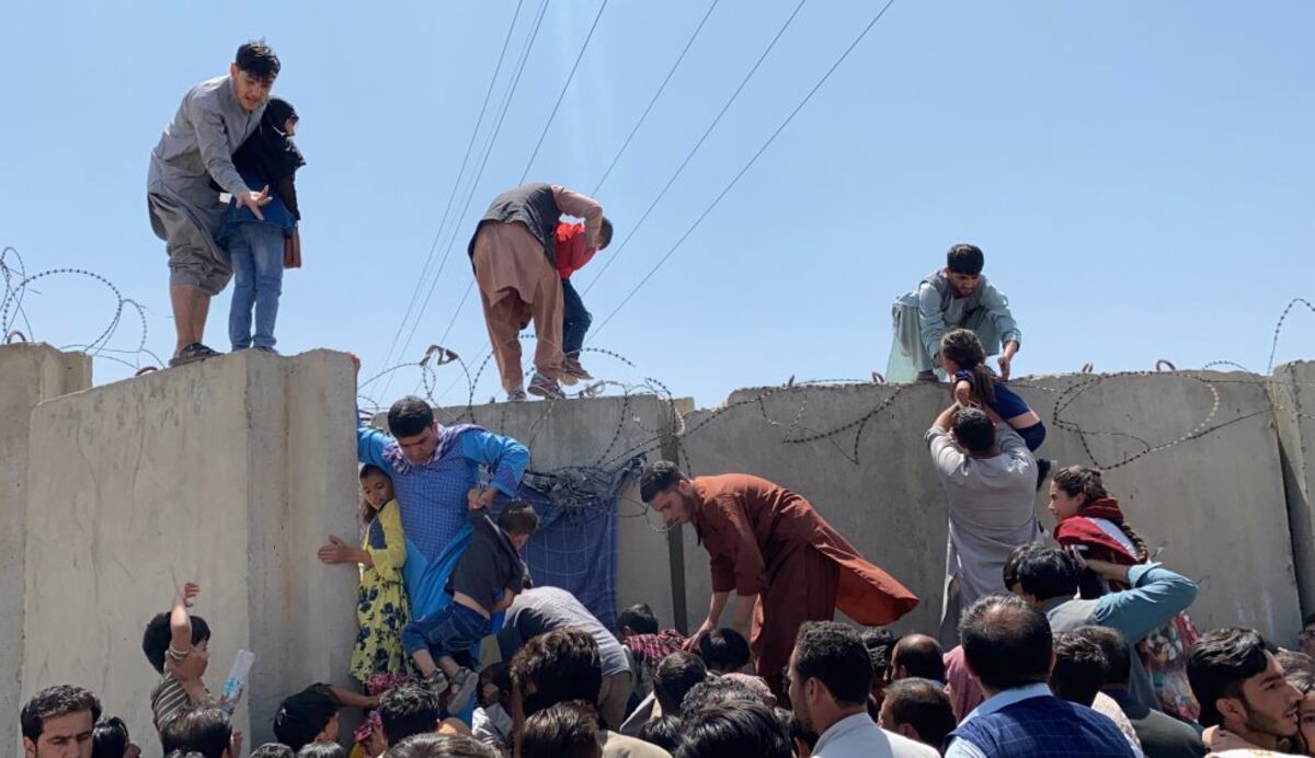 Desgarrador. Así escapó de los talibanes un bebé afgano entregado por encima de un muro a soldados estadounidenses en Kabul