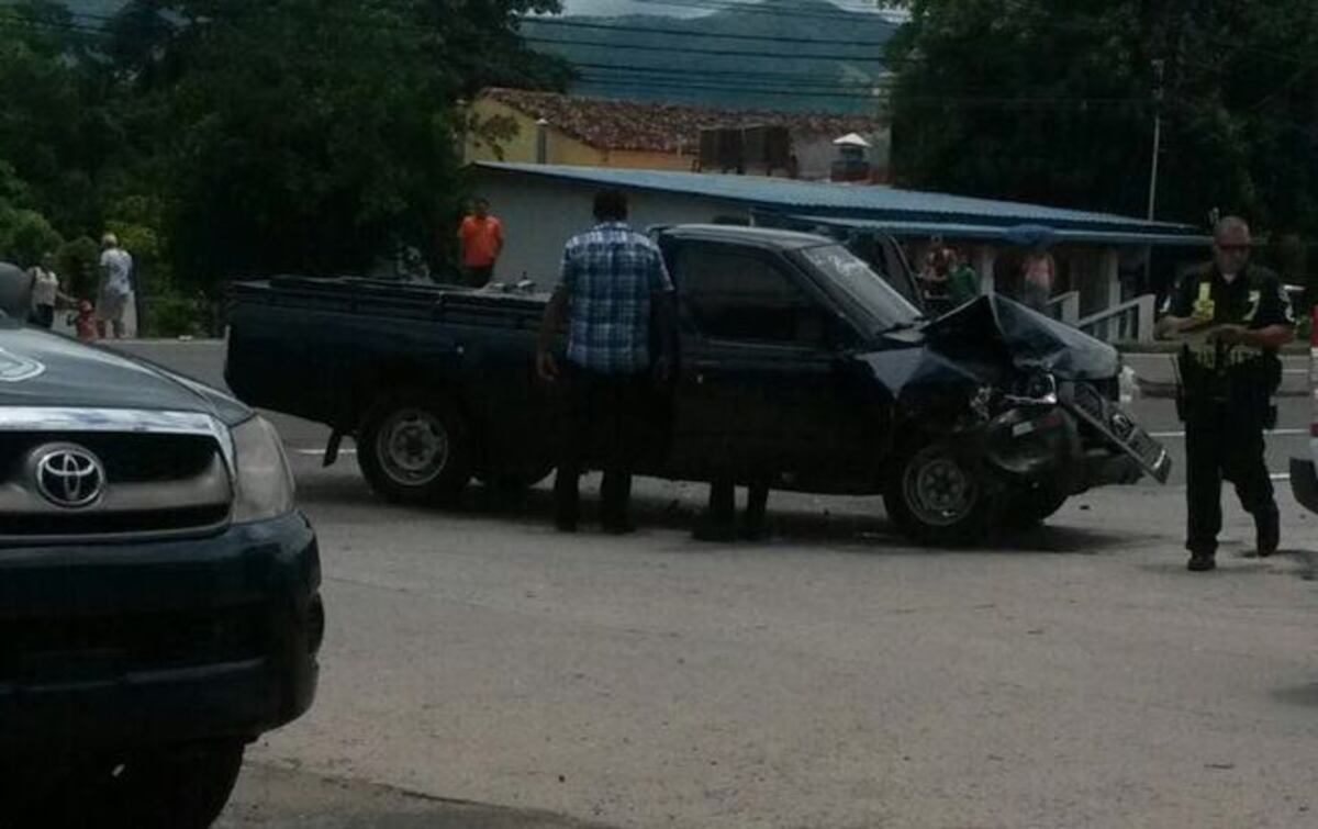 ¡SIN AMBULANCIA! Policías de Tránsito llevan a menor a hospital tras accidente 