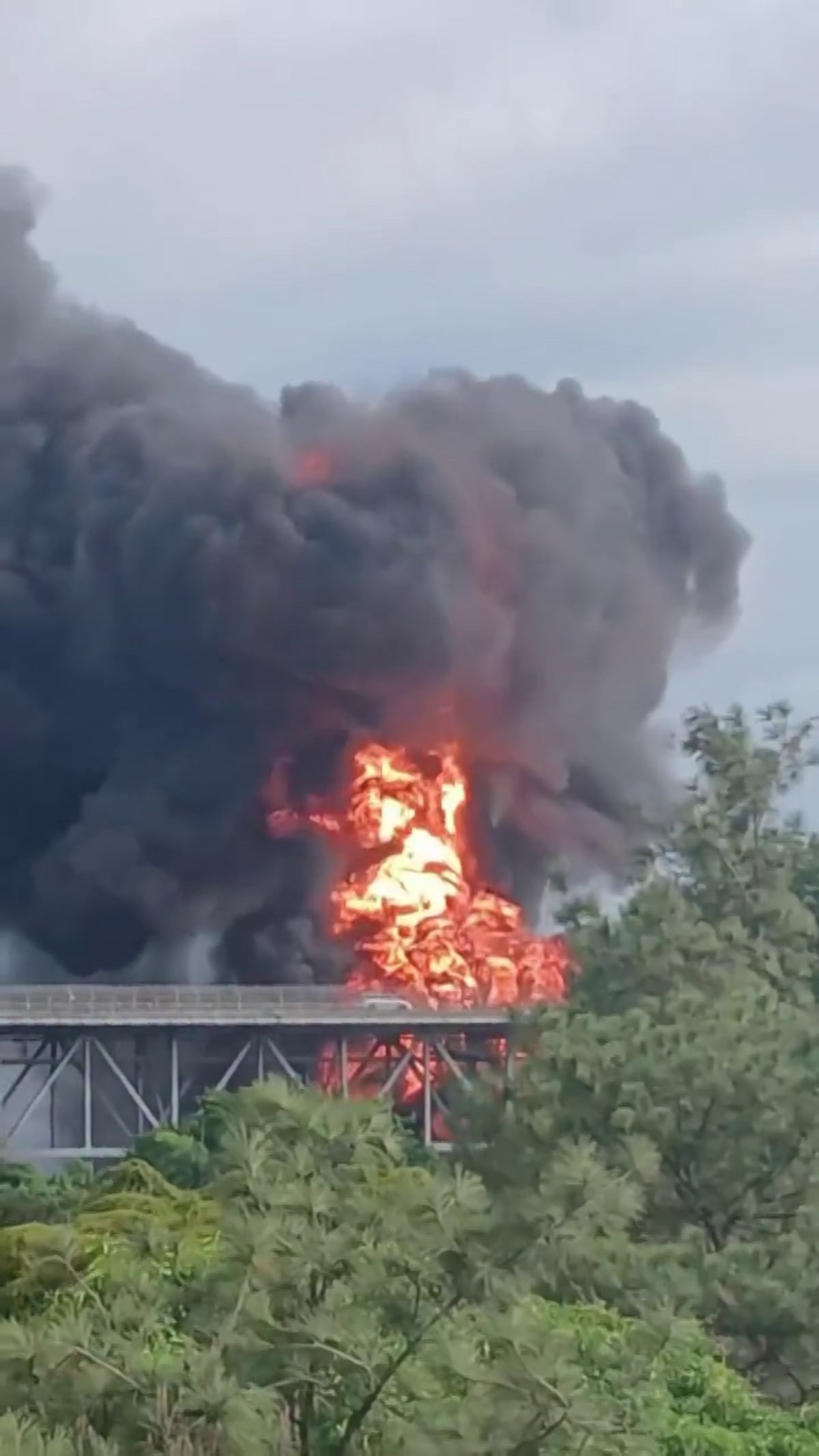 URGENTE|Emergencia vial: cierran el Puente de las Américas tras incendio