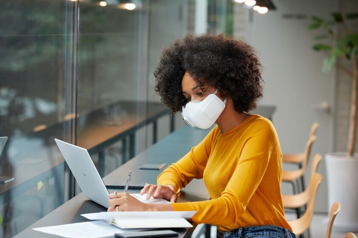 Mascarilla electrónica e inteligente que protege de covid llegó a Panamá. Carolina Dementiev es de las primeras en usarla