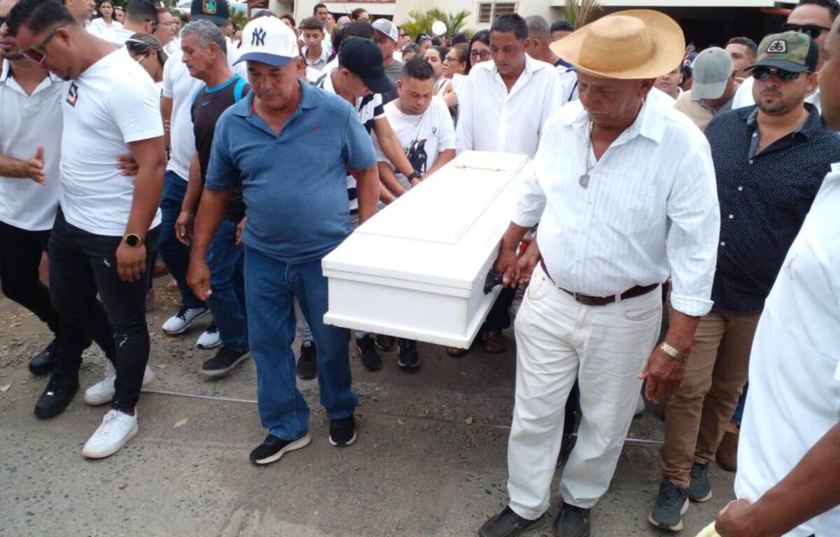 Amigos y familiares le dan el último adiós a menor de 8 años asesinado en Chitré