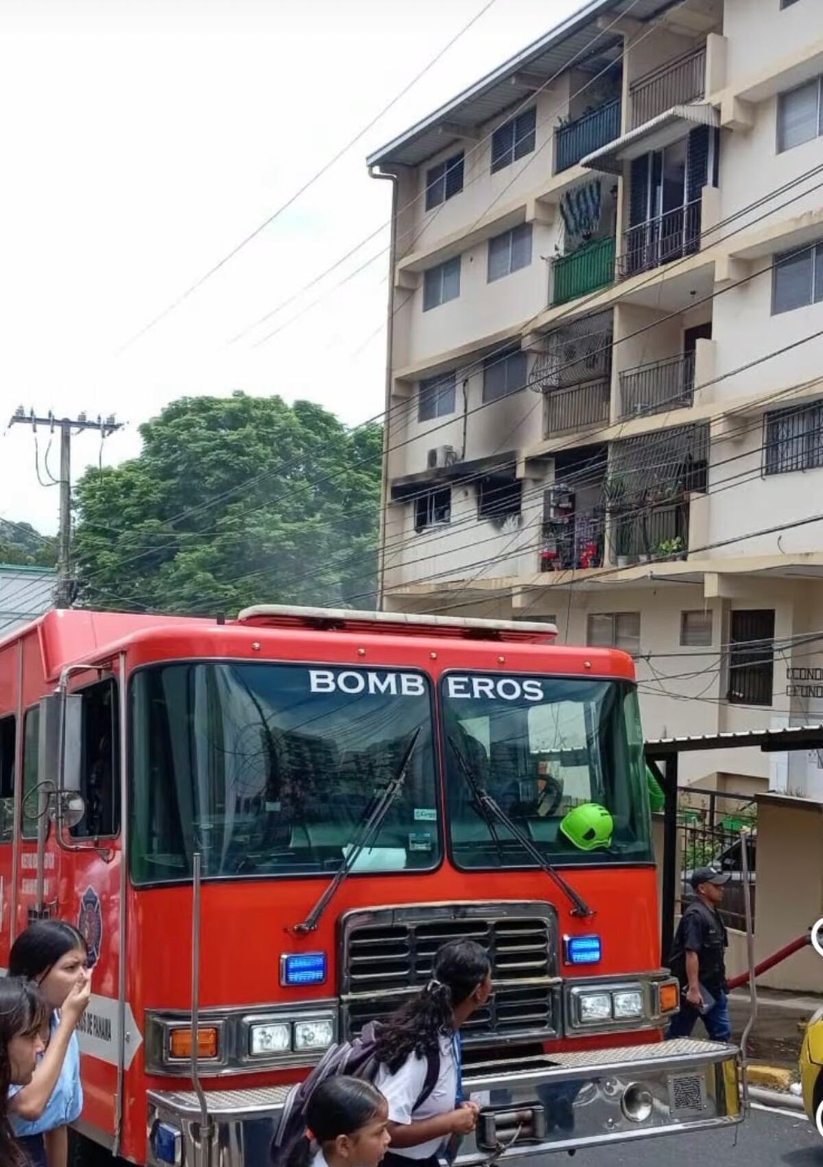 Incendio en La Locería deja dos personas afectadas y más de 50 evacuados